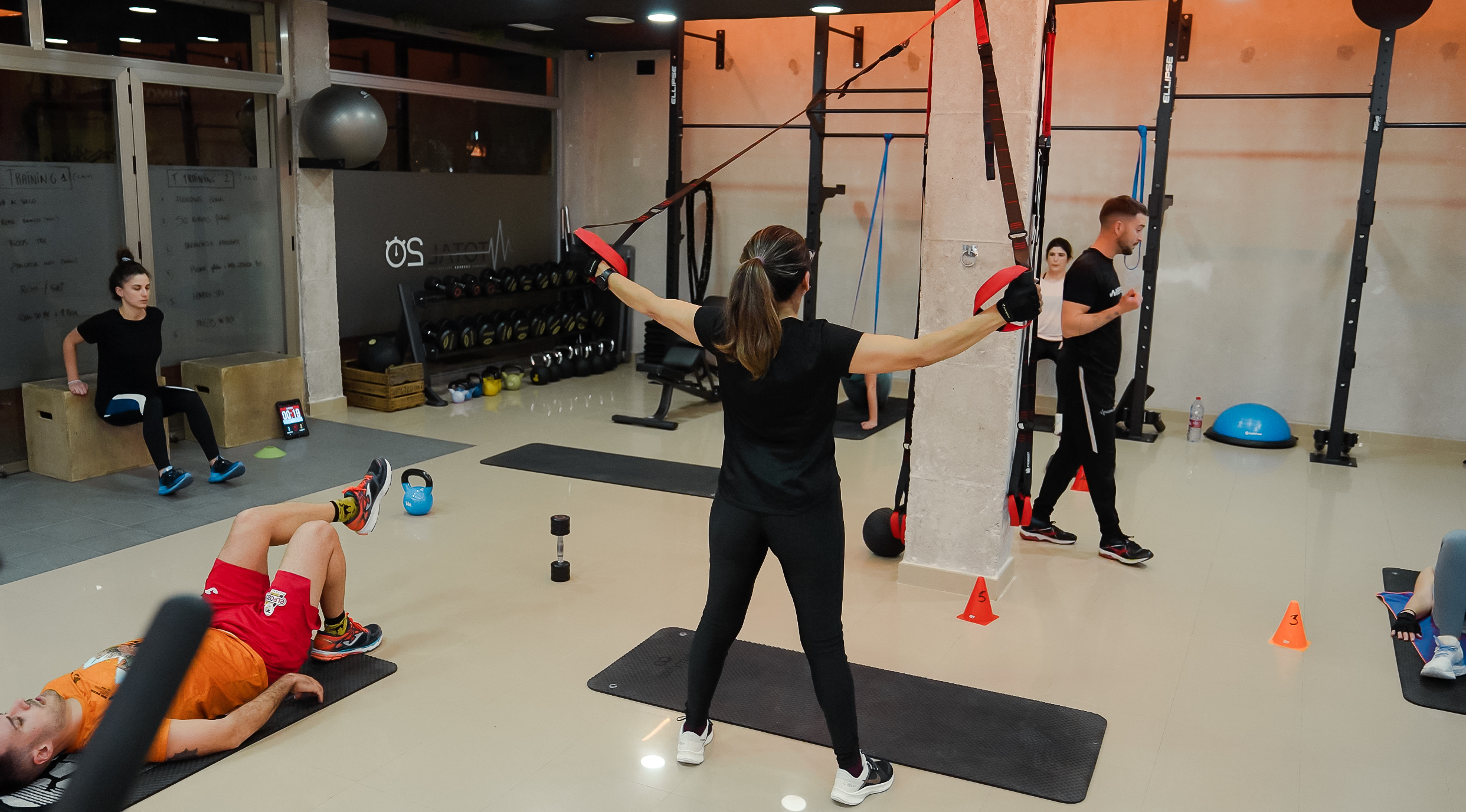 Clase de entrenamiento grupal en TOTAL 20 Fitness Club Murcia con varios clientes entrenando simultáneamente
